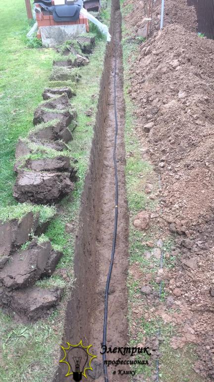 Ввод электричества в дом Укладка электро кабеля в траншею
