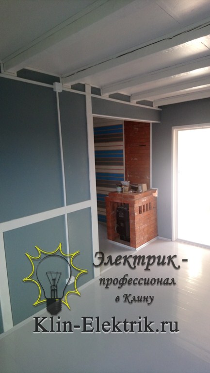 Электрика в кабель-каналах по стенам