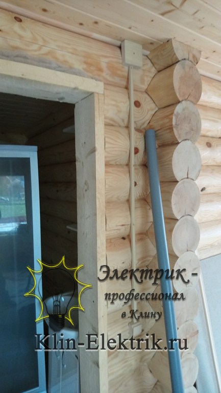 Электромонтаж наружный в деревянном доме