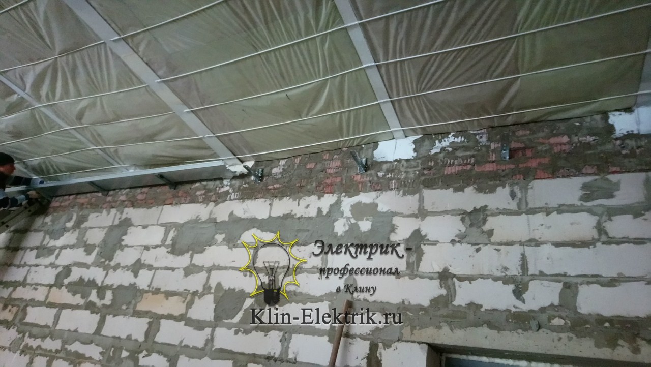 Монтаж метало лотков на стену