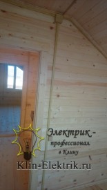 Электрика в кабель каналах в спальне