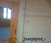 Электрика в кабель каналах в спальне