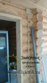 Электромонтаж наружный в деревянном доме