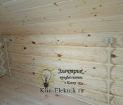 Кабель канал по бревну