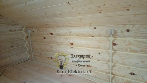 Кабель канал по бревну