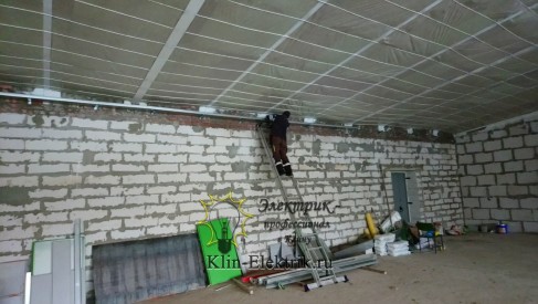 Электромонтаж в метало-лотках по стенам