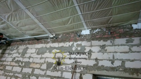 Монтаж метало лотков на стену