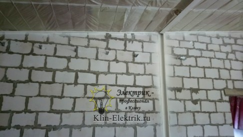 Электрика в лотках по стенам