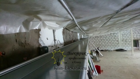 Прокладка кабеля в метало лотках