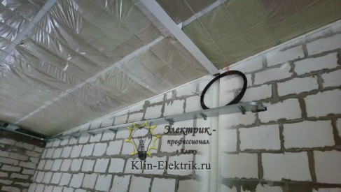 Прокладка кабеля в металло лотках